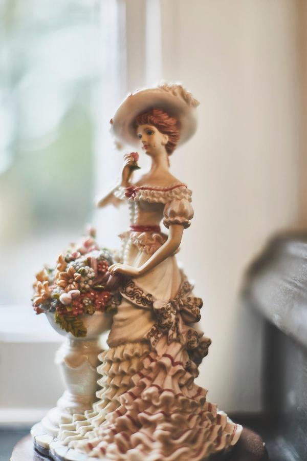 The Lord Grenfell Bed & Breakfast Maidenhead Exterior photo A typical Dresden figure